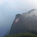 Wirklich sehr aufmerksam, extra für unseren Besuch die Schweizer Fahne so exponiert in eine Felswand zu drappieren. <br /><br />Vielleicht hängt sie aber auch wegen der "Sännen-Chilbi" 4.-7. Mai