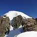 Um Felsköpfe und über Schneeflanken zum Ostgipfel des Piz d'Alp Val
