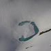 Schneestrukturen machen aus einem Bergsee ein ganz spezielles Objekt