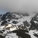 Lütispitz: Noch verhüllt der Nebel den Gipfelbereich und erschwert die Orientierung oben im weglosen Steilgelände