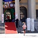 <b>Gli atleti partono da una rampa installata all’ingresso dell’Accademia di Architettura sotto la monumentale statua di Niki de Saint Phalle. È la finale dello Sprint.<br />Ore 16:00; al via la danese Gjotterup Caroline. Si classificherà al 40esimo posto con un ritardo di 2'46".</b>