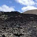 Un paesaggio geologicamente incredibile e affasciante: le due vecchie caldere attraversate dai campi di lava più recenti