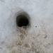 Ich weiß nicht wie tief das Loch ist - aber es muss sich um Meter handeln, denn die Schneedecke war in dieser Höhe noch sehr mächtig.
