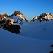 Die ersten Sonnenstrahlen beleuchten die Gipfel über La Cudera, von links nach rechts: Chapütschin (3232m), Verstanclahorn (3297,6m), der Pass des Verstanclators (2938m) und der Gletscherchamm (3173m).