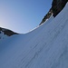Bei der Querung im bis 45° steilen Firnhang hinüber zum Schneesattel bei P.3164m muss jeder Schritt sitzen - aber so macht's Spass :-)