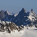 Gezoomte Sicht zu Chlein Seehorn (3031,7m), Gross Seehorn (3121,5m) und Gross Litzner (3109m). Die beiden grösseren Berge überschritt ich vor nahezu 10 Jahren, eine tolle Tour: [http://www.hikr.org/tour/post8351.html]