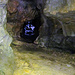 Dieselbe Höhle mit unseren Lampen ausgeleuchtet, sie befindet sich vis-à-vis der Ibachhöhle.