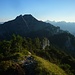 Hinter dem Branderschrofen bauen sich die Tannheimer Berge auf.