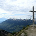 Das Gipfelkreuz mit Blick ins grosse Walsetal