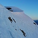 Für dem steilen Ausstieg vom Vadret Lagrev auf den Grat nordwestlich P.3085m musste ich die Schneeschuhe ausziehen. Ohne Schneeschuhe war die Stelle dennoch mühsam, da ich öfters über knietiefe im Schnee einsoff.