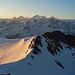 Aussicht vom ersten Gratbuckel zurück über den Ausstieg vom Gletscher und hinüber zu P.3085m mit der Wetterstation. <br /><br />Am Horizont ist der höchste Gipfel Graubündens, der Piz Bernina (4048,6m) zu sehen.