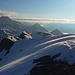 Piz Lagrev (3164,5m):<br /><br />Blick vom höchsten Punkt über das eingeschneite kleine Gipfelkreuz hinüber zum Piz Güglia / Piz Julier (3380,4m)