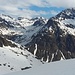 Während meines Abstiegs sah ich unzählige Skitouristen im Aufstieg zum Piz Lagrev. Man sieht auf dem Foto etlicher Skitourengäne auf dem Rücken Gianda Lagrev.

Wie meistens während dieses Morgens hatte der Piz Güglia / Piz Julier (3380,4m) eine Wolkenkappe.