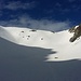 Während die Skiroute rechts über den Rücken Gianda Lagrev führt ging isch in Auf- und Abstieg mit Schneeschuhen den steileren direkten Weg über den Kessel südlich davon. Meine Abstiegsspuren sind eher links auf dem Bild schwach erkennbar.