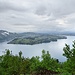 An sich schöne Aussicht auf den Vierwaldstättersee. Hier links die Bucht von Horw, rechts der Luzernersee. In der Mitte auf der Halbinsel: Kastanienbaum.