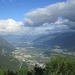 Uno sguardo verso il Lago Maggiore e la Piana di Magadino; sulla sinistra il nastro dell’autostrada che esce dalla galleria del Monte Ceneri e che scende a Bellinzona.