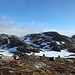 welch prächtige Morgenstimmung erleben wir heute vor dem Aufbruch zur nächsten Etappe!<br />Mitte links Skansen, 775 m, Mitte rechts Hommen, 834 m