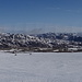 Wegweisersteinmann, Nesatindane und Fortsetzung der Route (nach rechts, im Schnee) im Überblick<br />© Beat