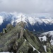 Gross Chastelhorn Gipfelblock, ein formidabler Sitzplatz, gekrönt vom bescheidenem Kreuz. 