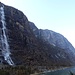 lange liegt unsere Campinganlage in Lysebotn im Schatten; die Wasserfälle am Ende des Fjords wirken dennoch eindrücklich