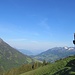 Blick über das Große Walsertal hinaus auf den Walserkamm. Der Alpstein war wegen der hohen Luftfeuchtigkeit wegen nur am Schneekranz auszumachen