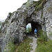 Wieder auf dem Wanderweg, das nächste Tunnel empfängt uns.