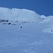 der steile Aufstieg, welcher mit Steigeisen und aufgebundenen Ski erfolgt