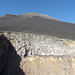 Blick zum Kraterrand des Pico do Fogo. Der Aufstieg erfolgt in der Regel über die Nordseite (links oben).