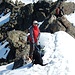 Corinne mit den Hunden, hinten ein Skitouren-Gipfelbesucher