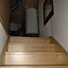 La scala per accedere al dormitorio, si nota in alto il bollitore per l'acqua calda (che utilizza la stufa in cucina)