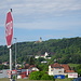 Rückblick nach Stühlingen - die Oberstadt links des Schildes, rechts das Franziskaner Kloster - darüber Hohenlupfen