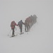 Eine Schweizer Gruppe vor uns verschwindet im Nebel.