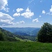Recht plötzlich tritt man hier aus dem Wald, und wird von einem fantastischen Panoramablick überrascht: über den ganzen Südschwarzwald, hinein in die Schweiz und, an guten Tagen, direkt in die Nordwand des Eigers. 