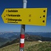 Da gehts für mich hinunter: einer der drei Wegweiser auf dem Gipfel weist mir den Abstieg auf Steig Nr. 48 hinab Richtung Schönangeralm.