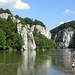 Donaudurchbruch bei Weltenburg, der hier sehr träge Fluss ist sogar für Familien zum Baden geeignet. Bei Vilshofen geht das nicht mehr...