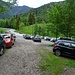 Der Parkplatz ist einer der ganz wenigen neben der Zugspitze, auf den ein Dixi-WC (links) steht.