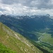 Vom Holenke-Gipfel schaut man über Au bis weit in die Allgäuer Alpen.