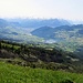 Schöne Aussicht ins Tal. Die Sicht wurde zusehends diesiger. Der Tödi, Bristen oder die Gipfel im Berner Oberland waren nicht sehr deutlich auszumachen
