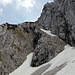 Das schräg von rechts unten nach links oben verlaufende Band bietet eine weitere Aufstiegsvariante aus dem Scheiblingsteinkar hinauf in die Scharte zwischen Jovenspitze und Pyramidenspitze. Laut AVF II-III