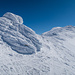 Schneeskulpturen säumen den Weg