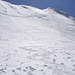 die breite Abrißkante und unsere beiden Skispuren in der gut 40° steilen Flanke