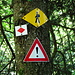 Die Markierungen der Schweizer Wanderwege und des Club de Vosgien. Das Achtung Schild verweist auf den folgenden steilen Abstieg