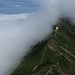 Während der Gipfelpause erreichen uns auch hier die aufsteigenden Wolken...zunächst noch lückig, haben sie uns dann später völlig eingehüllt. Hier noch ein letzter Blick auf den Übergang zum Leuenkopf.
