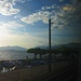 Es wird wohl ein schöner Tag. Blick aus dem Railjet der ÖBB bei Wädenswil am Zürichsee.