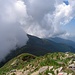 Vom Monte Tamaro aus erkennt man den weiteren Wegverlauf. Leider liegt der Monte Gradiccioli in Wolken.