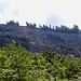 Im Aufstieg mit Blick zur Abbruchkante.