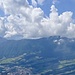 Gipfelkreuz Gnipen und Rigimassiv im Hintergrund.