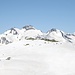 <b>In primo piano la cima 2590 m. Sullo sfondo svettano le note montagne alle spalle della Rotondohütte.<br /><img src="http://f.hikr.org/files/586058k.jpg" /><br />Omino a quota 2590 m (28.8.2011).</b>