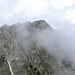 Der Gipfel vom Widdergalm scheint nahe zu sein auf dem Bild, aber der Wanderer links vom Gipfel ist nur ein Paar Pixel gross.