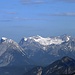 Im Zoom und notgedrungen kontrastverstärkt (es ist heute sehr dunstig): das Zugspitzplatt und die vorgelagerte Hohe Munde.